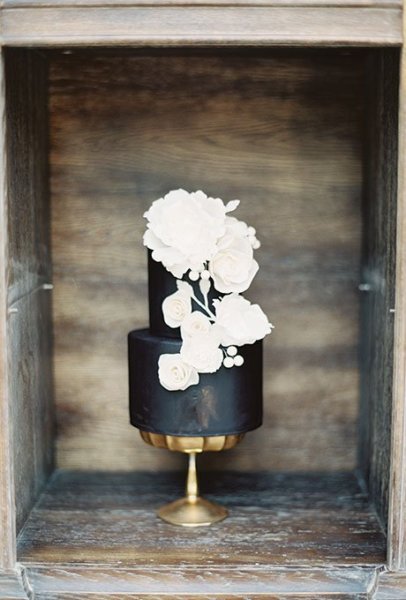brides torta dark and white flowers